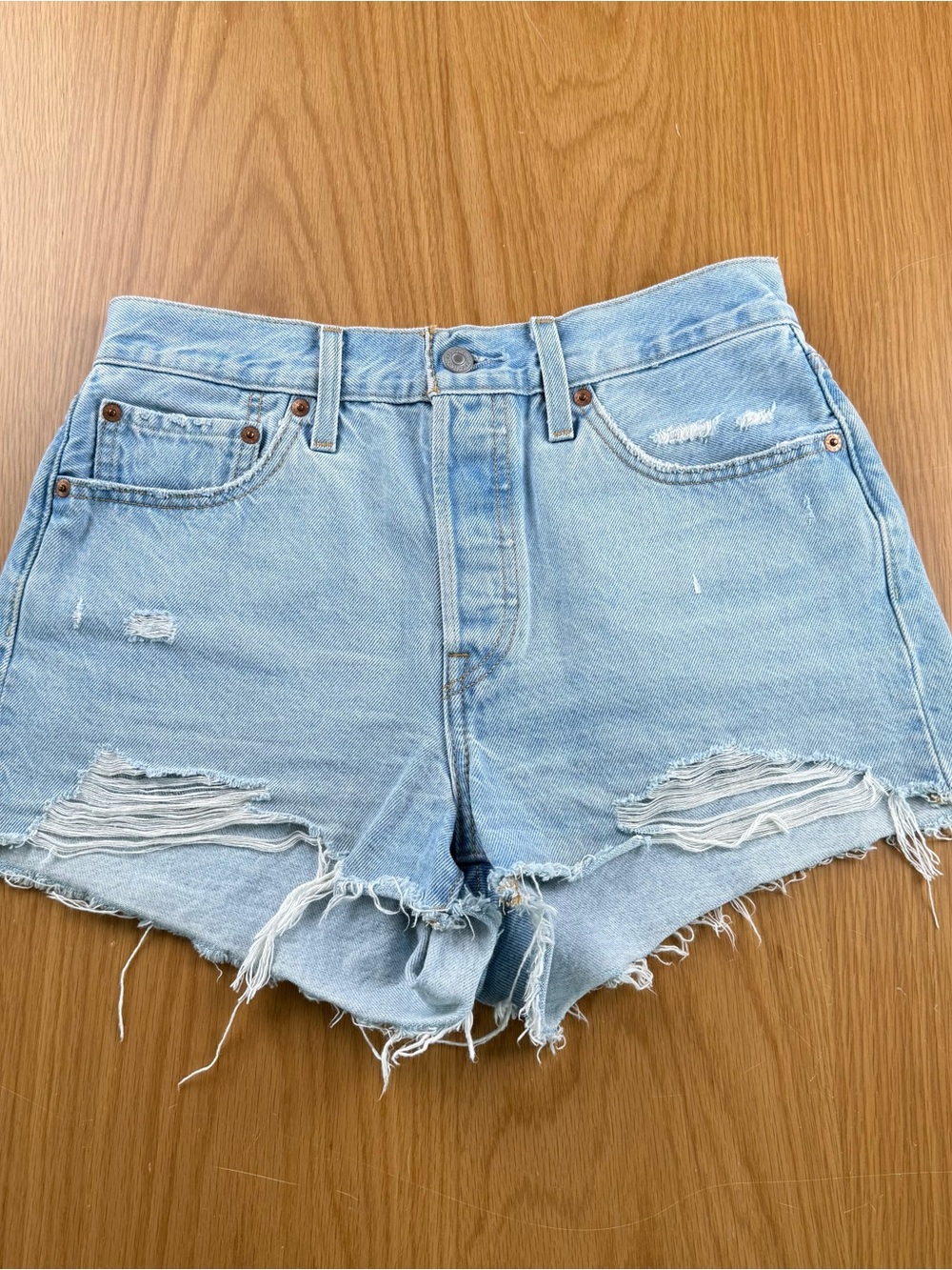 Levi’s women’s Light Blue Distressed Denim 501Shorts-style 563270250 size 28 New